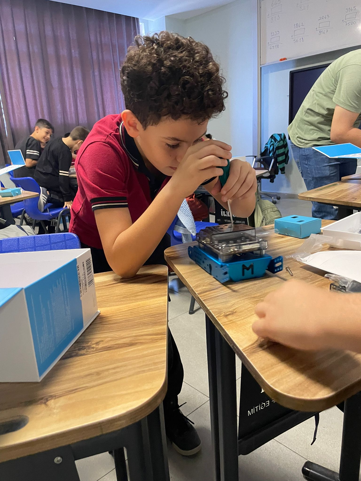 öğrencilerimiz robotlarını monte etti ve kodladı 