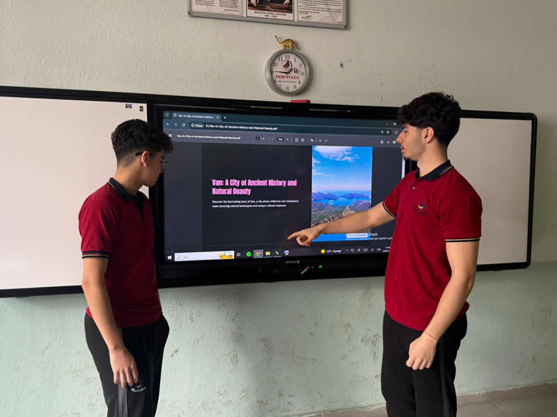 Türkiye’den bir şehir seçerek o şehri İngilizce olarak tanıttılar.
