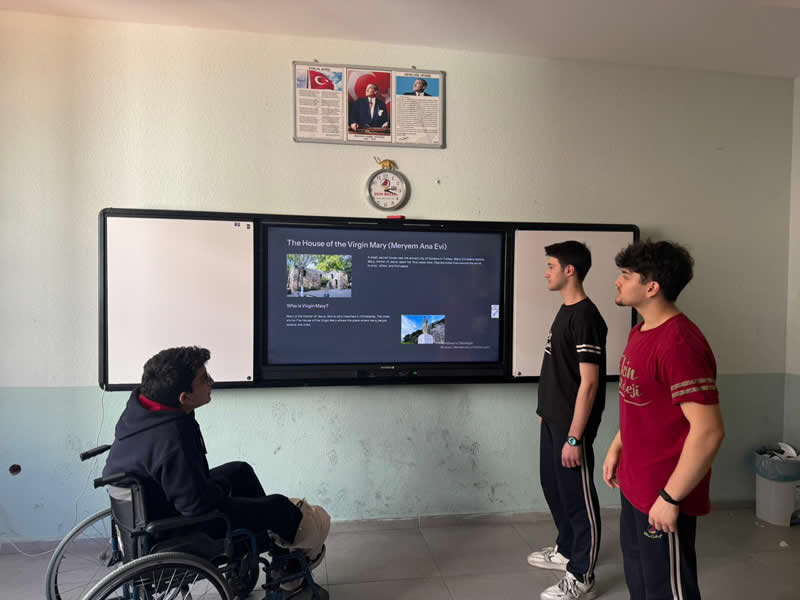 Türkiye’den bir şehir seçerek o şehri İngilizce olarak tanıttılar.
